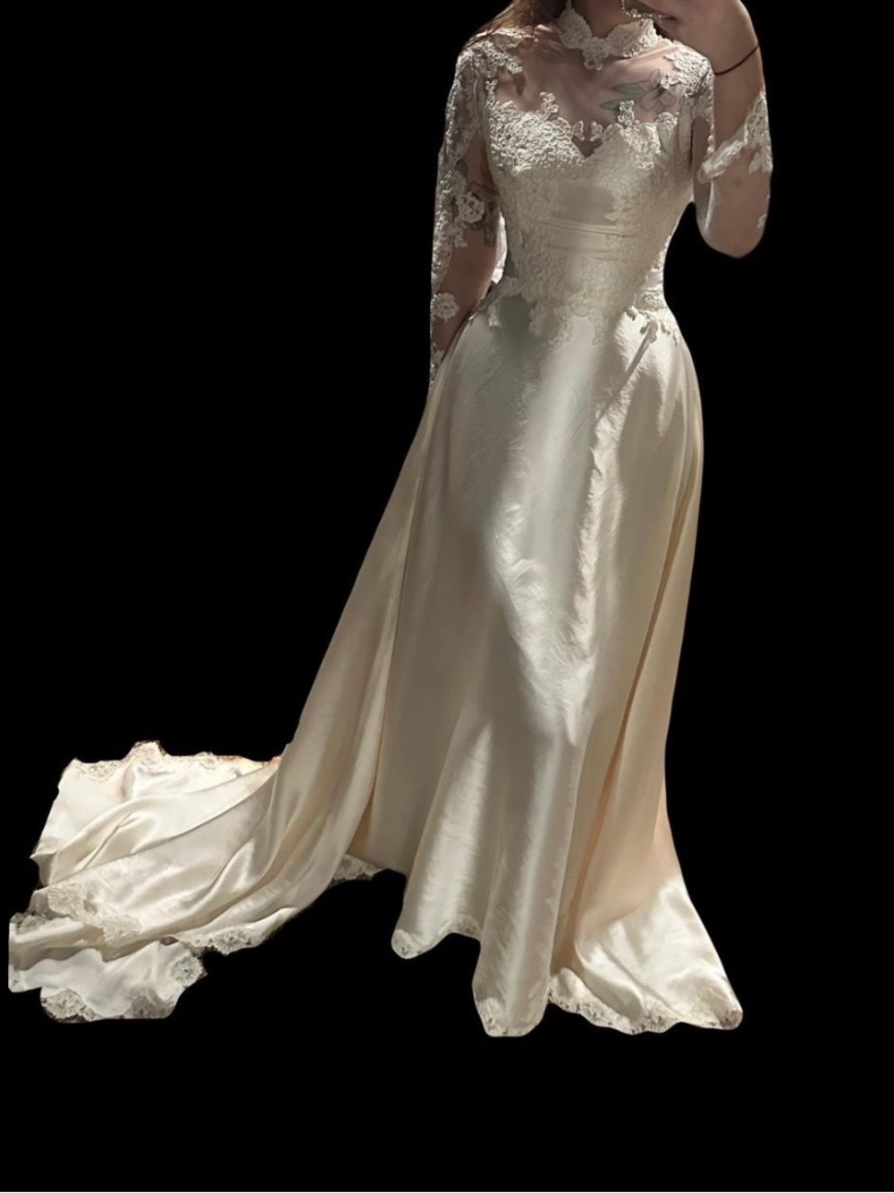 Elegant Ivory Lace Long-Sleeve Bridal Gown